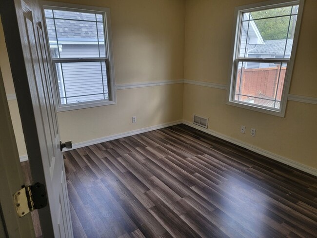 Building Photo - *MOVE IN SPECIAL * 1ST FULL MONTH FREE* Great 3-Bedroom Home IN The Garland District