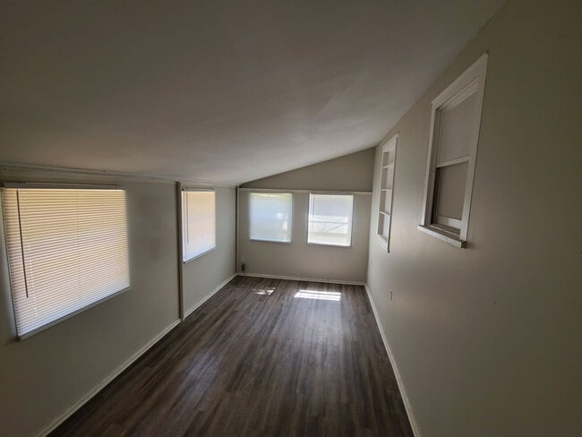 Building Photo - 2 bedroom 1 bath house w/ bonus room off G...