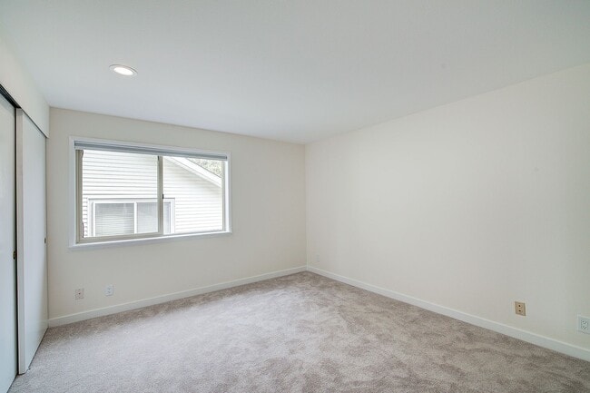 Building Photo - 2bd/2.5ba Kirkland Townhome