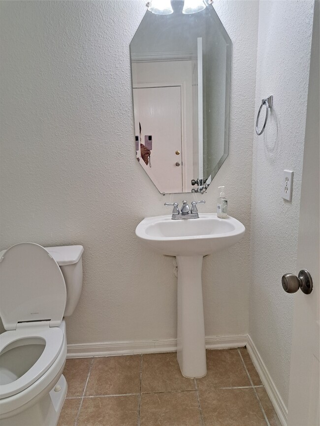 Building Photo - 13134 Stratford Skies Ln