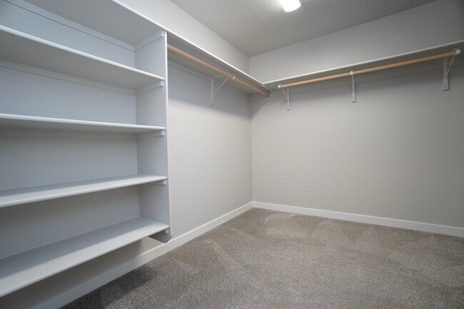 Building Photo - 1512 W Cub River Dr