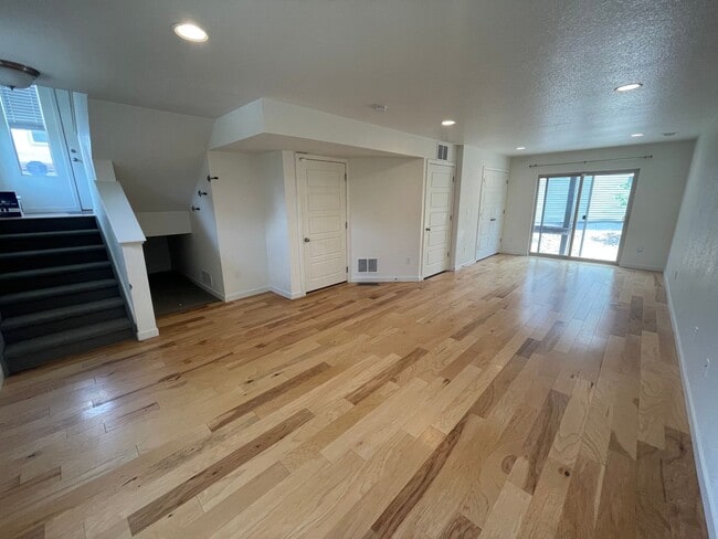 Building Photo - Shorter Lease Terms Available! 3 Bedroom H...