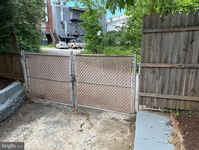 Building Photo - 3214 Otis St