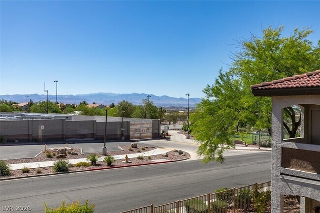 Building Photo - 2305 W Horizon Ridge Pkwy