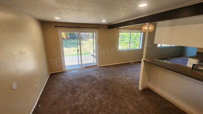 Building Photo - 3 bd 2 ba Ranch Style Beaverton Home with W/D in Unit, 2 Car Garage and Large Fenced Yard!