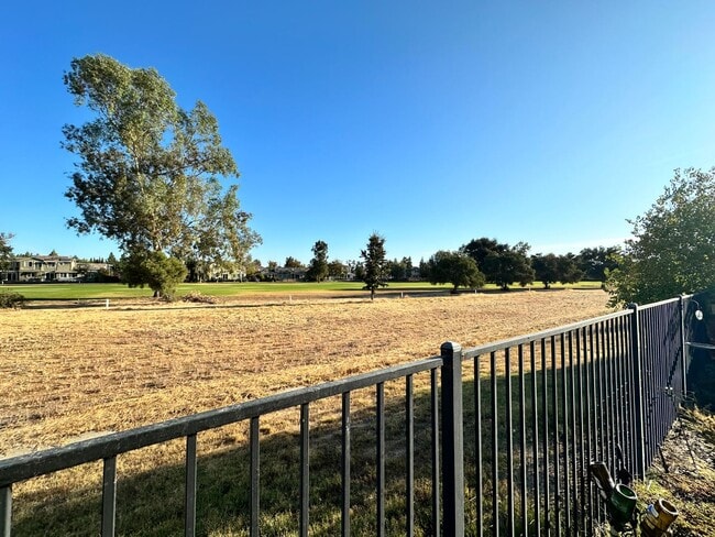 Building Photo - Spacious 4 Bed, 3 Bath Home with Bonus Room & Golf Course Views in Wild Wings