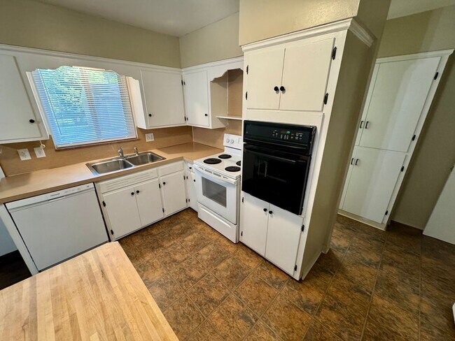 Building Photo - 3 Bedroom ~ Clintonville