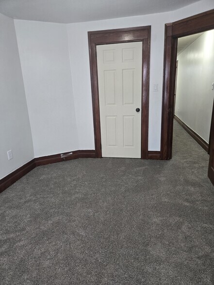 Building Photo - 146 William St