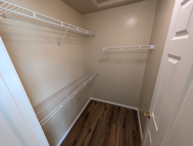 Building Photo - 9729 Buckhorn Dr