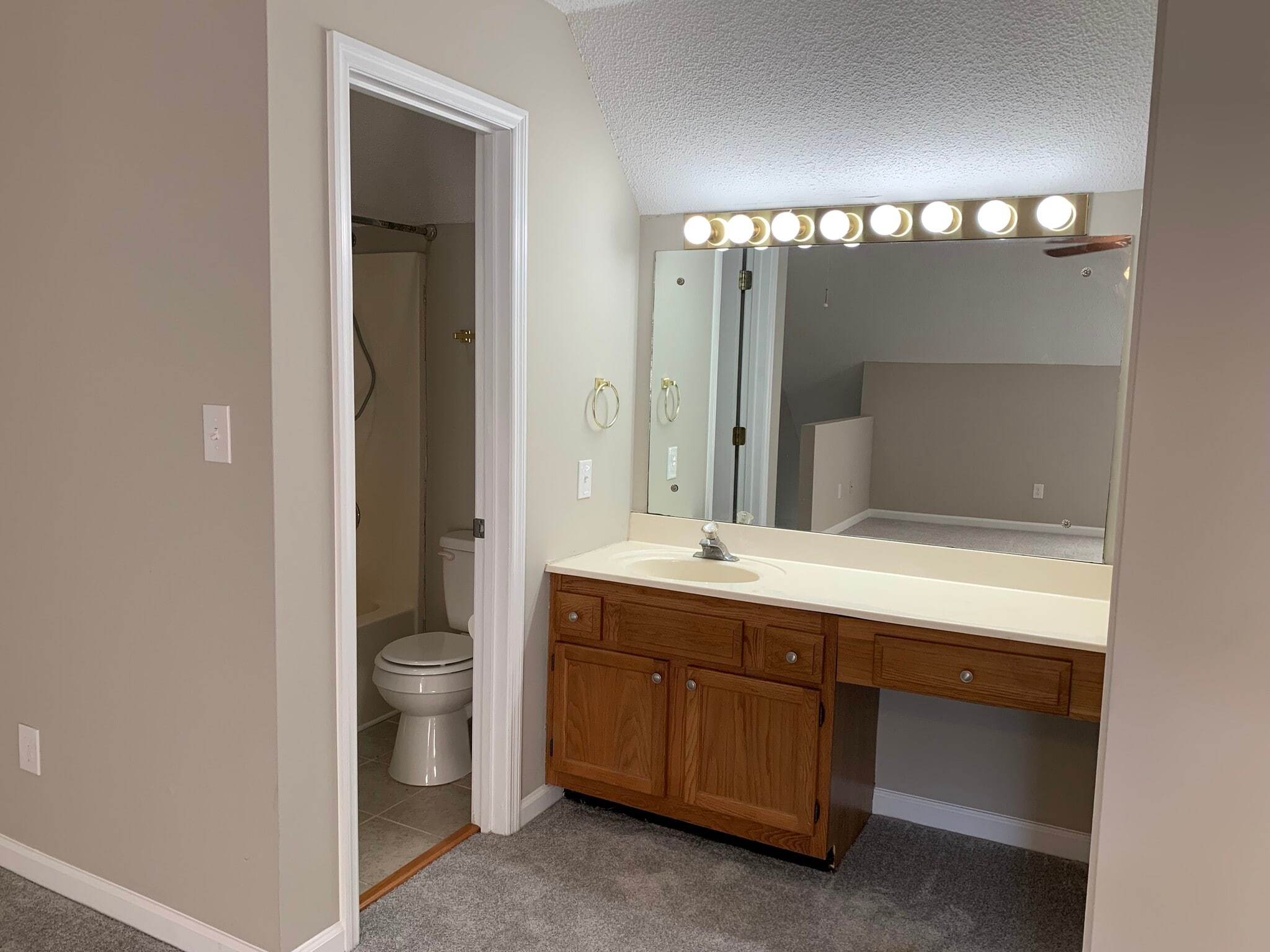 Building Photo - 1046 Blinken St