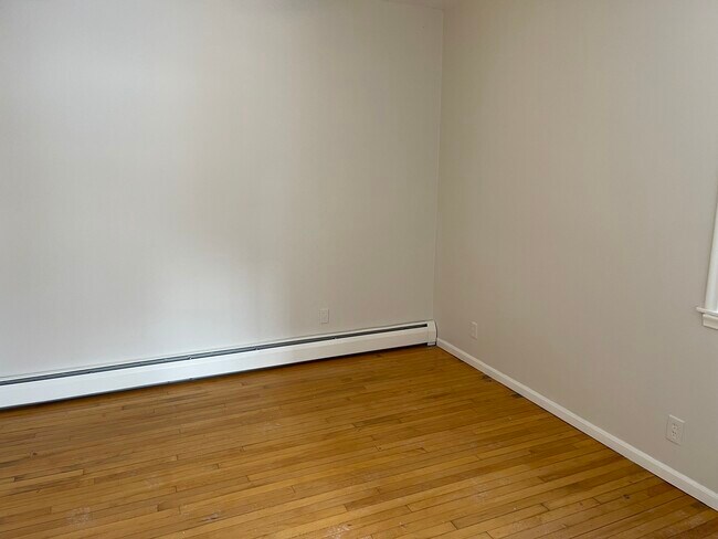 Building Photo - 3127 18th Ave S