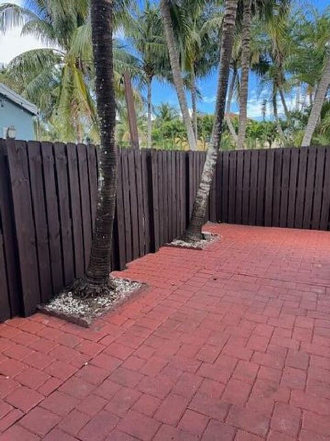 Building Photo - 3201 John's Pl