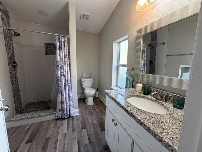 Building Photo - 2341 W Walnut St