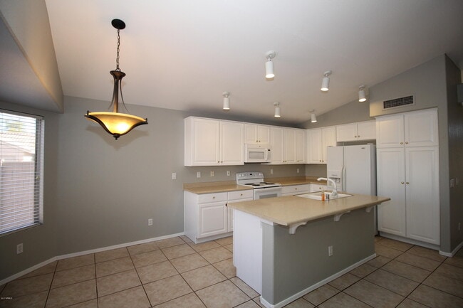 Building Photo - 14900 W Honeysuckle Ln