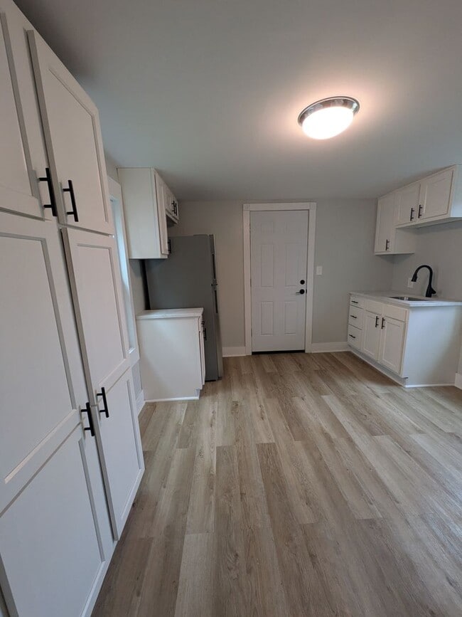 Building Photo - Beautifully renovated 3 bedroom home in Sw...