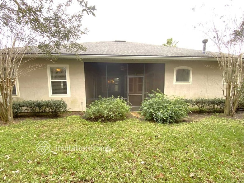 Building Photo - 153 Oak Common Ave