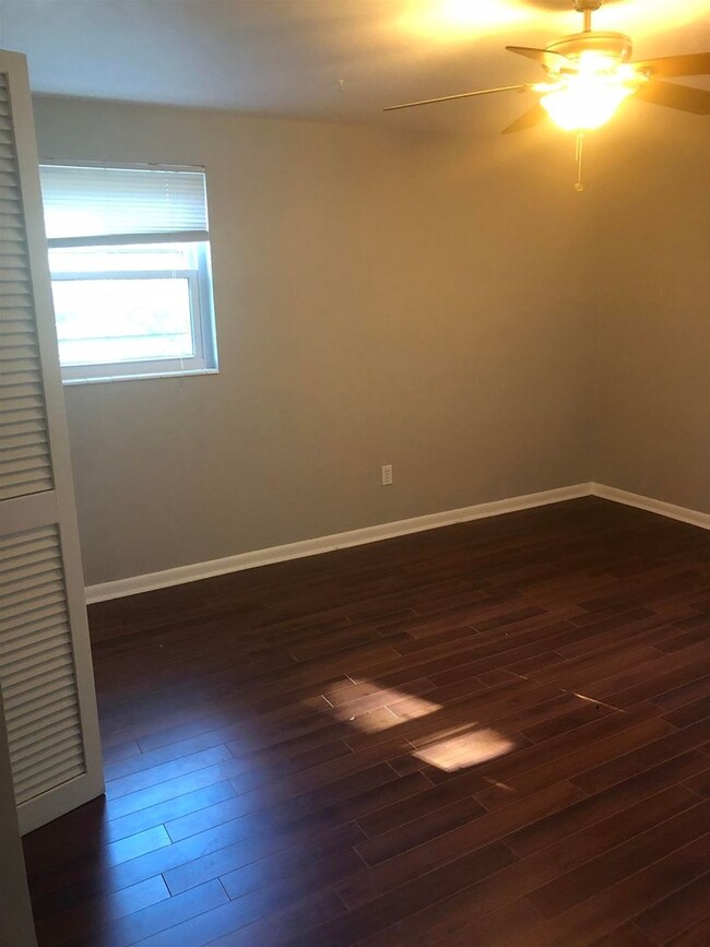 Building Photo - 4 Bedroom 2 Bath