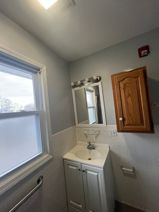 Building Photo - 2729 Dewey Ave