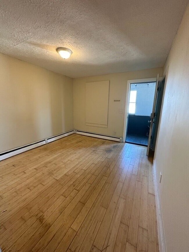 Building Photo - 1BR/1BA Available November 1st!!