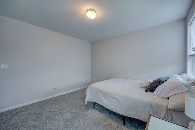 Building Photo - Luxurious 3 bedrooms 2.5 bath home in Nort...