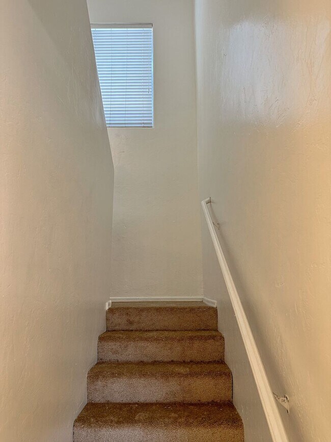 Building Photo - Large 4 bedroom home with Den - Corner lot...