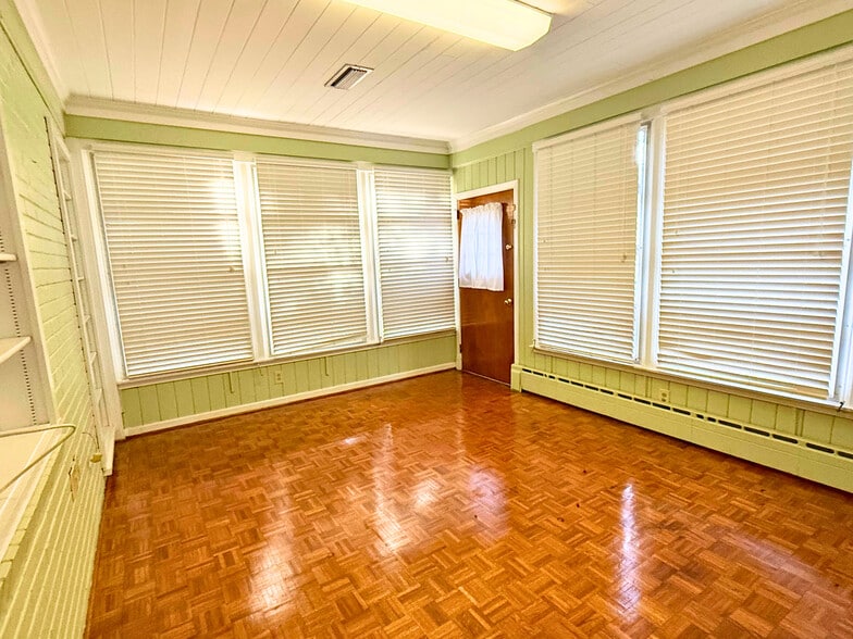 Building Photo - 1400 9th Ave