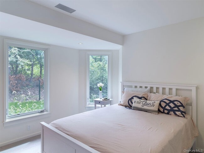 Building Photo - 2 Sun Ct