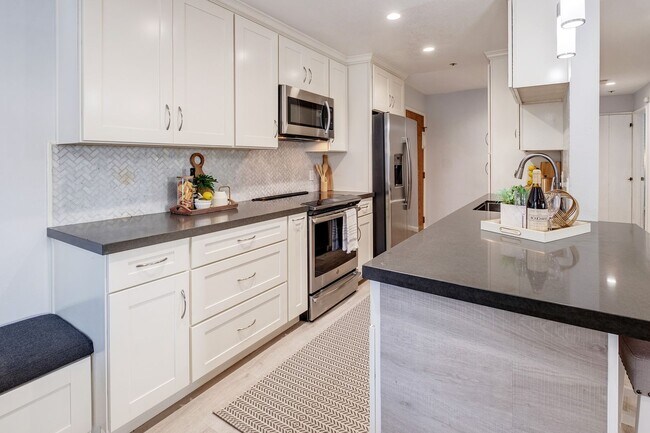Building Photo - Advent - Low Deposit W/ Laundry & Parking!