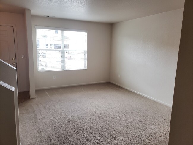 Building Photo - Great looking 2 bed 1.5 bath townhouse nea...