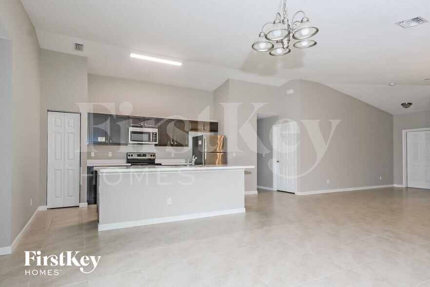 Building Photo - 623 SW Homeland Rd