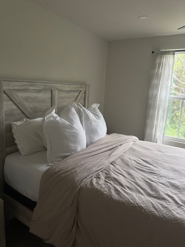 Building Photo - Furnished or Unfurnished Townhome