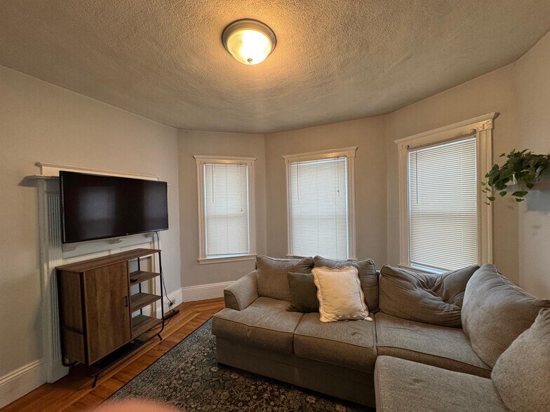 Building Photo - 22 Spencer Ave