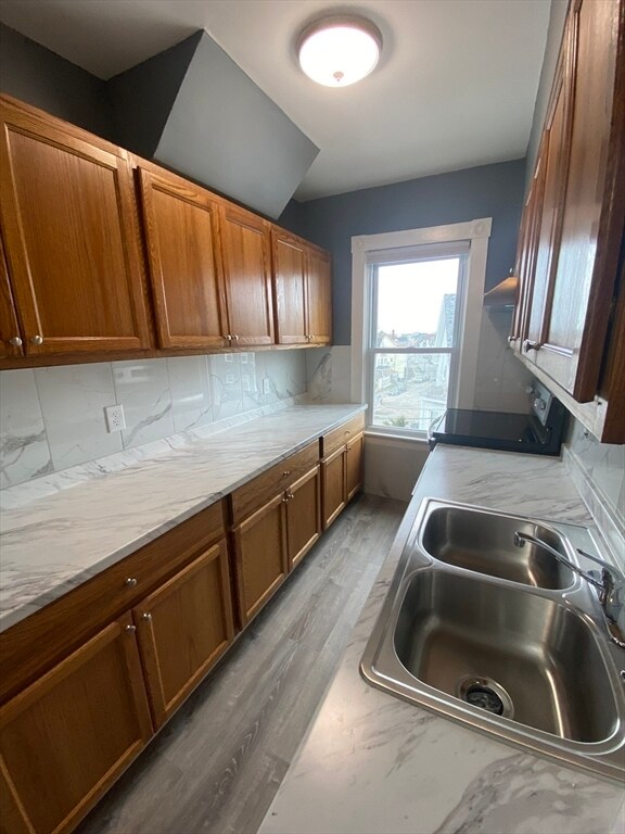 Building Photo - 530 Bolton St