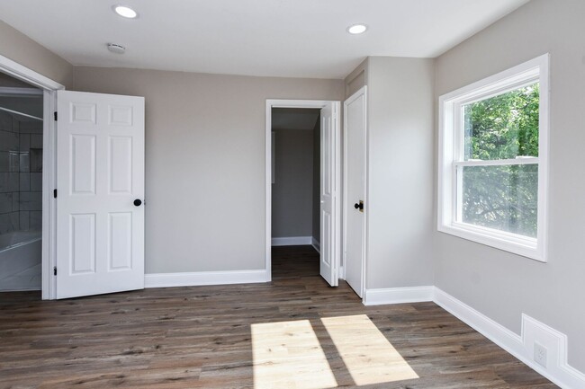 Building Photo - 4 Bedroom 2.5 Bathroom Open Floor Plan 3 S...