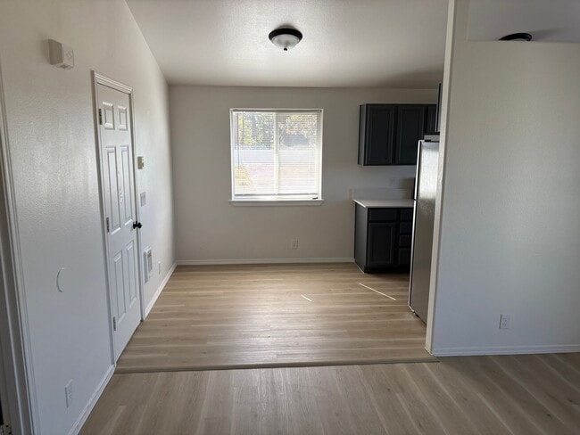 Building Photo - Huntington Rd. Duplex