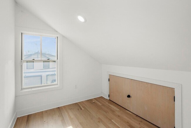Building Photo - 942 Maxwell Ave