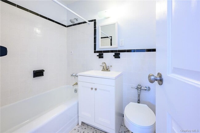 Building Photo - 3 Sadore Ln