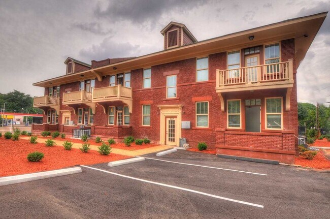 Primary Photo - 528 E Parkway N Unit 15