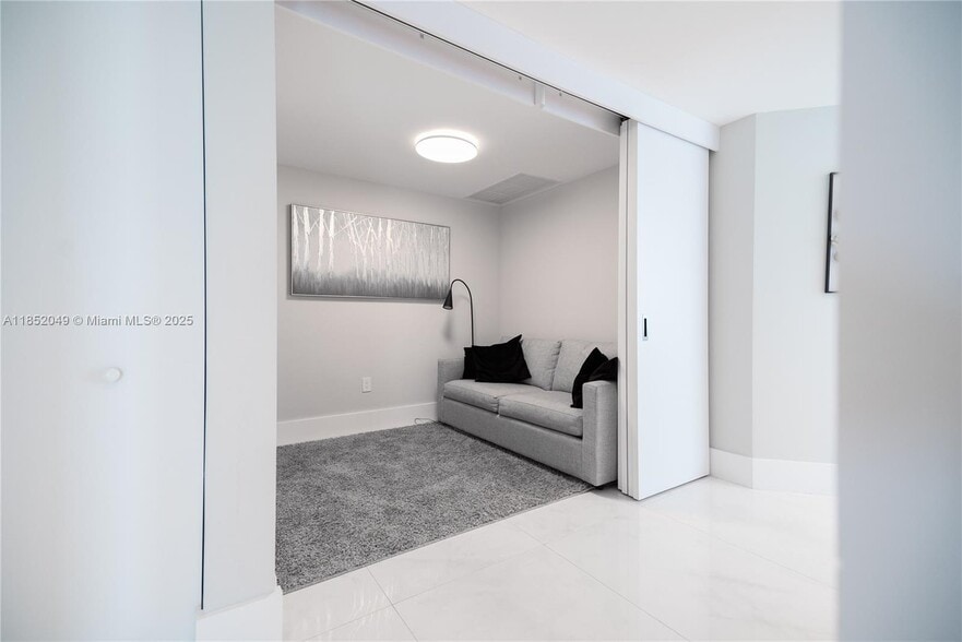 Building Photo - 650 NE 32nd St