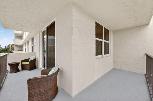 Building Photo - 1009 N Ocean Blvd