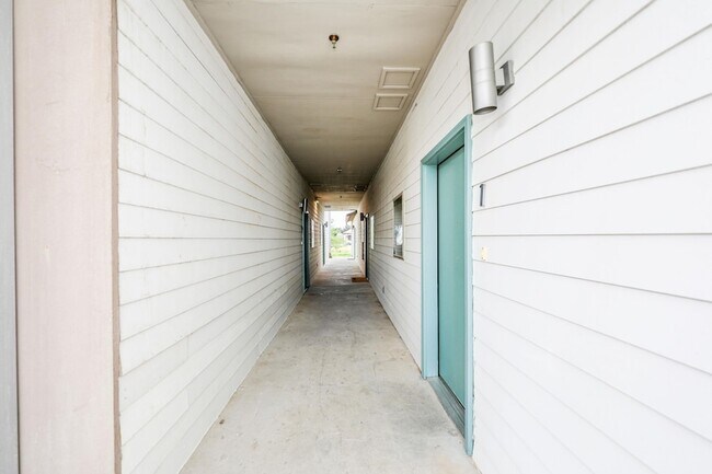 Building Photo - 1511 Don Camilo Blvd