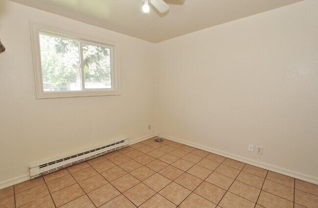 Building Photo - 816 S Wardwell Ave