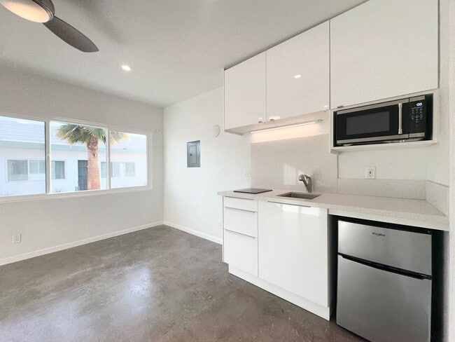 Building Photo - AVAILABLE NOW!! Studio Apartment in Palm Springs!!