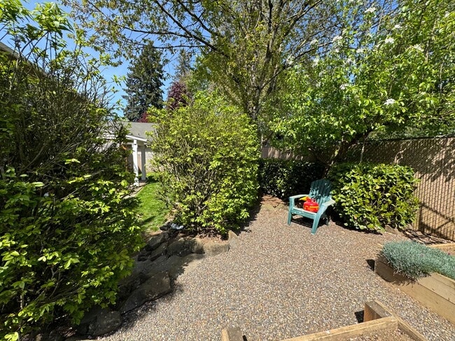 Building Photo - Three bedroom home with a bonus room and Air Conditioning - Built in 2000