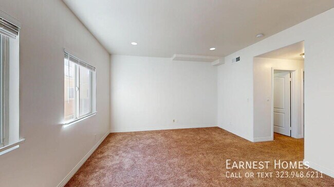 Building Photo - 11622 Oxnard St