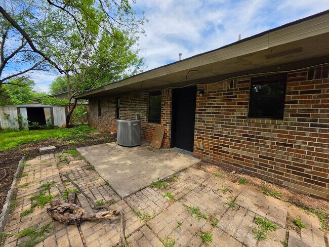 Building Photo - 3 bedroom home in Tecumseh!