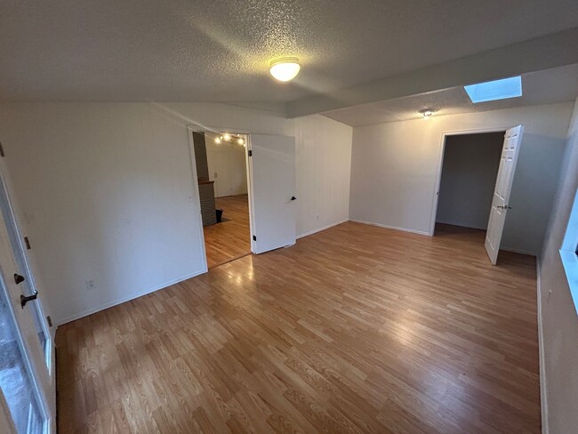 Building Photo - Fantastic 3 bedroom 1 bathroom rambler in ...