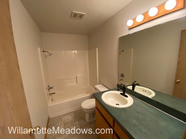 Building Photo - Beautiful 3 Bedrooms, 2 Bathrooms, In Aumsville