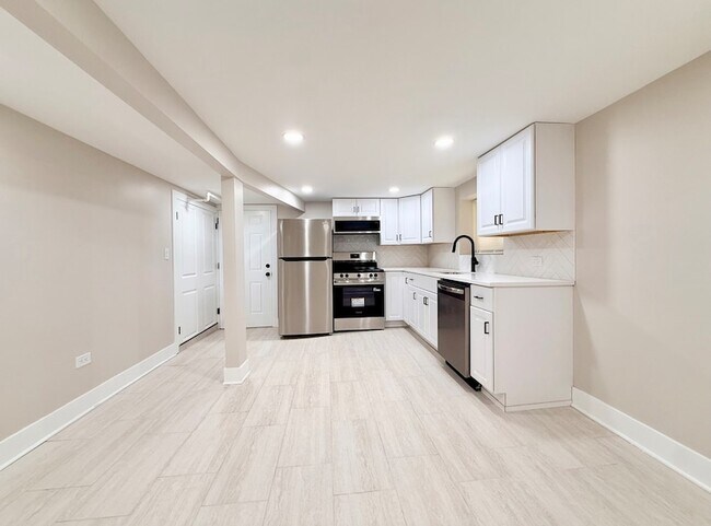 Building Photo - 5536 N Spaulding Ave