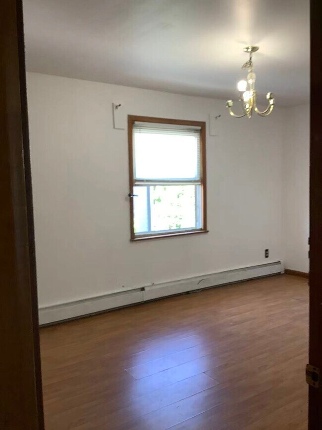 Building Photo - 435 Forest St